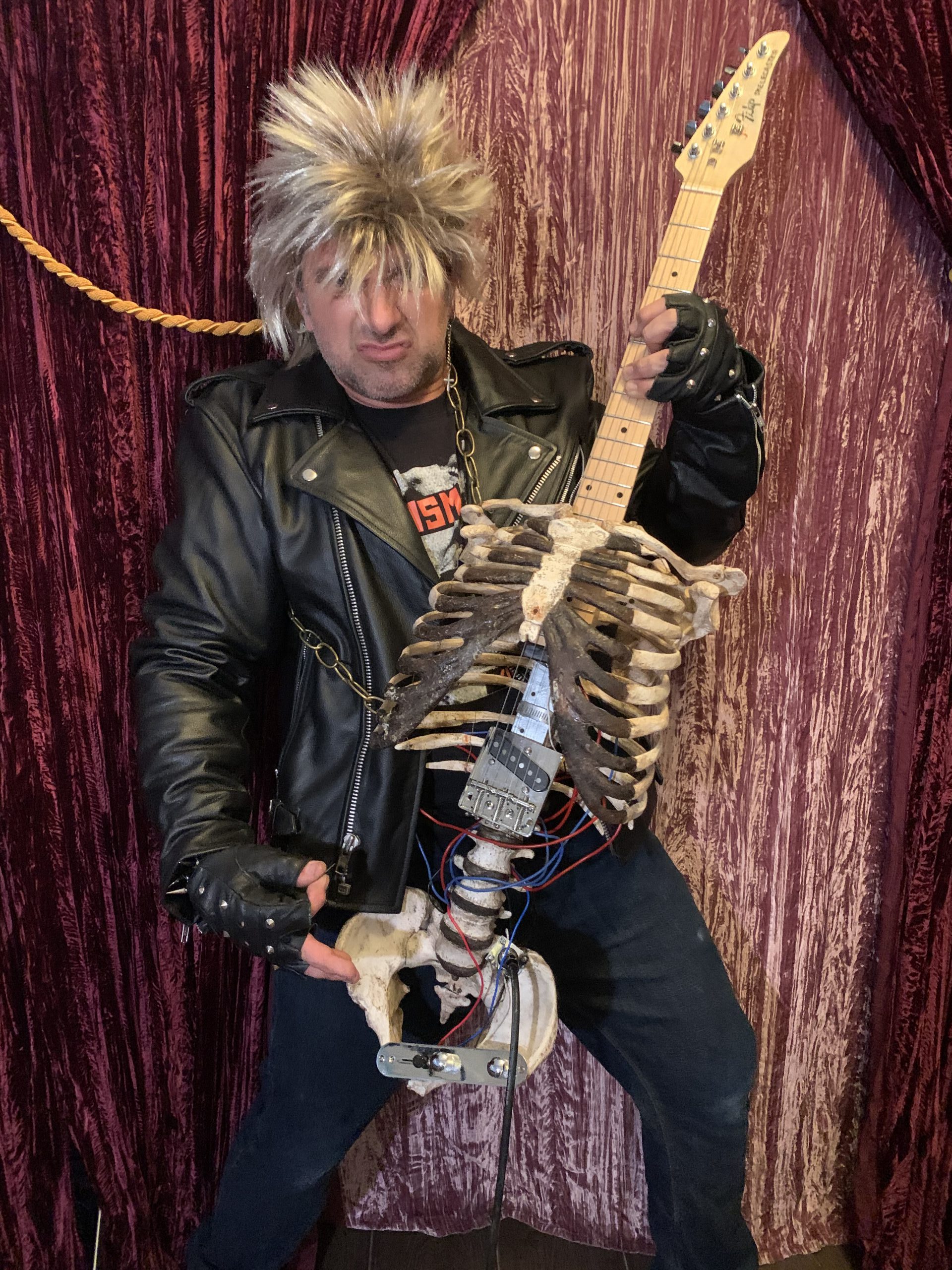 Фотосессия музыканта. Один музыкант может создавать. Мейолл, джон. Один музыкант может создавать. Соло-гитарист слэш.